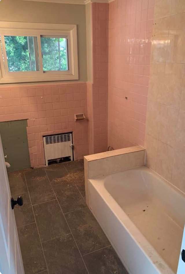 Bathtub & Wall Tile Restoration before