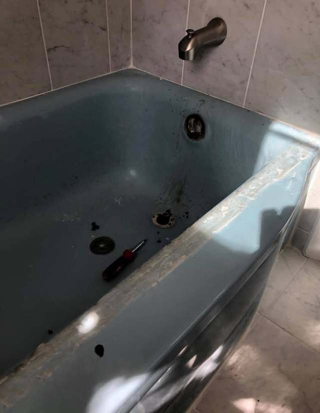 Bathtub Refinishing before