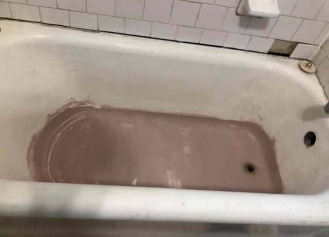 Bathtub Refinishing before